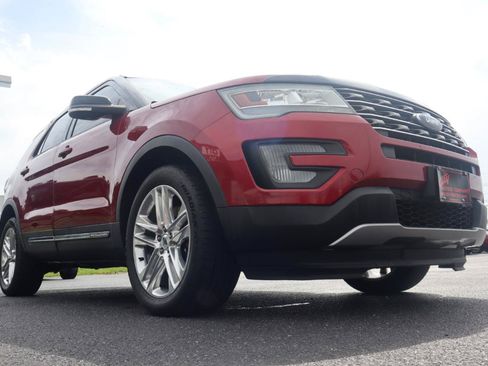 Used 2017 Ford Explorer XLT w/ Equipment Group 201A AWD/4WD image 17