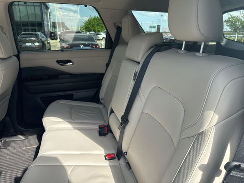 Used 2024 Nissan Pathfinder SL image 23