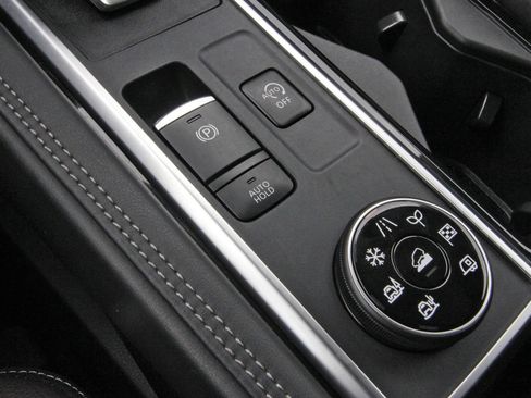 Certified 2025 Nissan Pathfinder Platinum AWD/4WD image 32