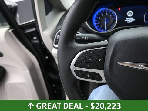 Used 2023 Chrysler Pacifica Touring-L FWD image 26