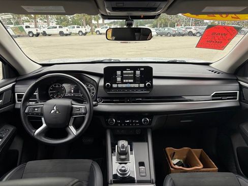 Used 2024 Mitsubishi Outlander SE image 25