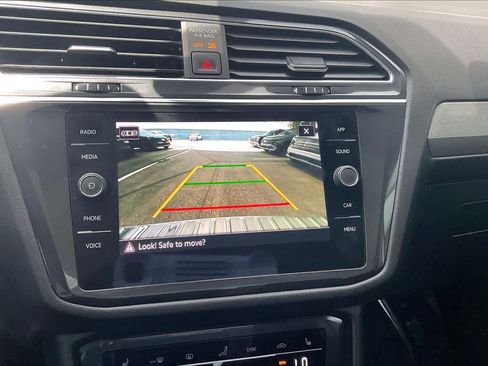 Used 2022 Volkswagen Tiguan SE w/ Panoramic Sunroof Package FWD image 29