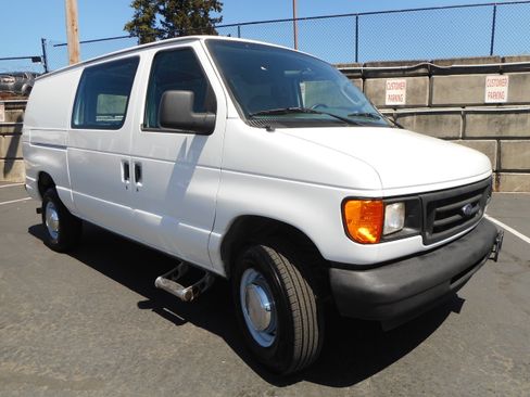 Used 2004 Ford E-350 and Econoline 350 Super Duty RWD image 1