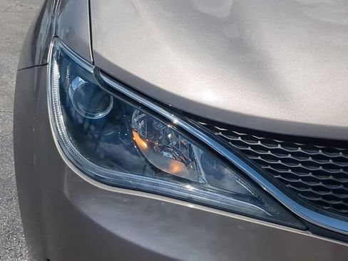 Used 2018 Chrysler Pacifica Touring-L FWD image 10