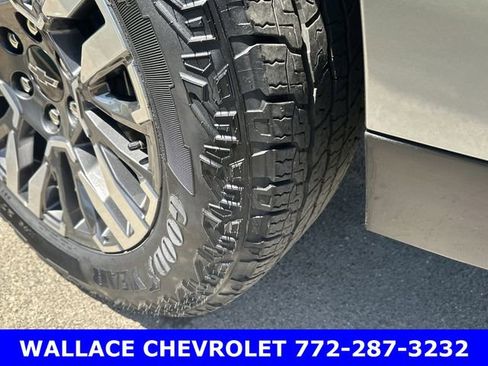 Certified 2025 Chevrolet Suburban Z71 image 10