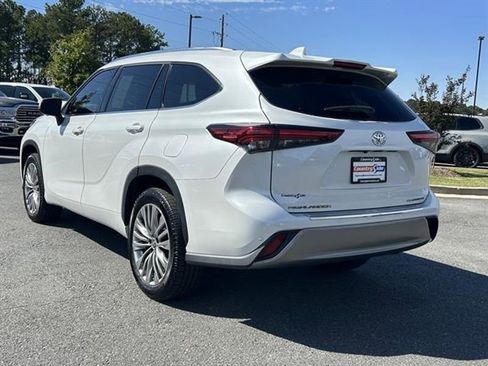 Used 2023 Toyota Highlander Platinum image 6