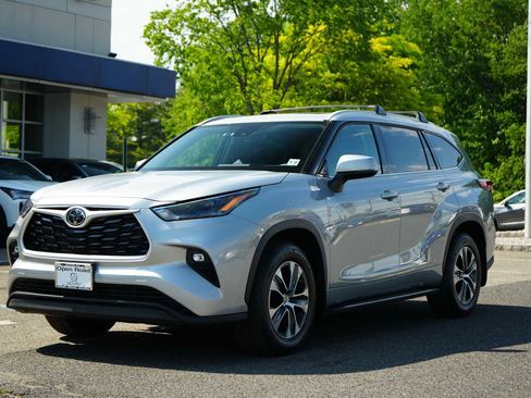 Used 2022 Toyota Highlander XLE AWD/4WD image 3