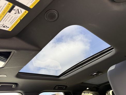 Used 2024 Land Rover Discovery Dynamic SE image 10