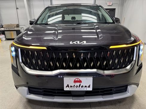 Used 2025 Kia Carnival image 2