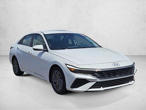 Certified 2024 Hyundai Elantra SEL FWD image 3