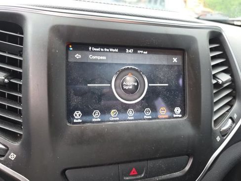Used 2020 Jeep Cherokee Latitude FWD image 2