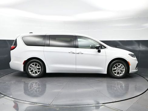 Used 2024 Chrysler Pacifica Touring-L image 4