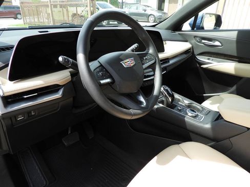 Used 2025 Cadillac XT4 Premium Luxury w/ Cold Weather Package AWD/4WD image 17
