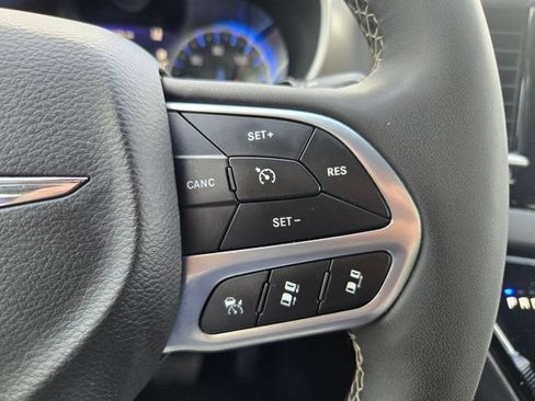 Used 2025 Chrysler Pacifica Select FWD image 21