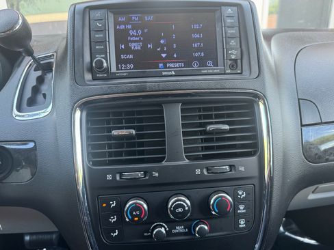 Used 2018 Dodge Grand Caravan SE w/ UConnect Hands-Free Group FWD image 17