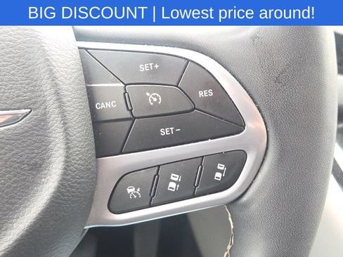 Used 2023 Chrysler Pacifica Touring-L FWD image 45