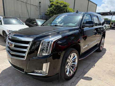 Used 2017 Cadillac Escalade Luxury RWD image 3