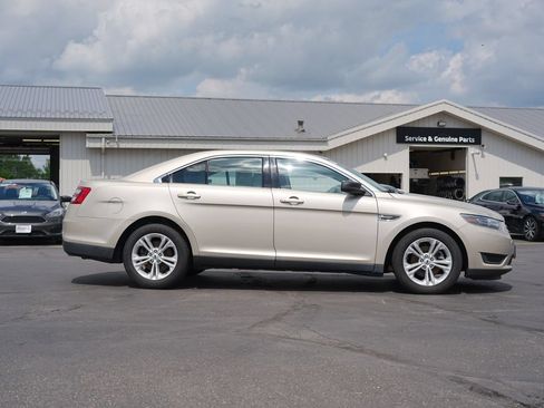 Used 2018 Ford Taurus SE FWD image 2