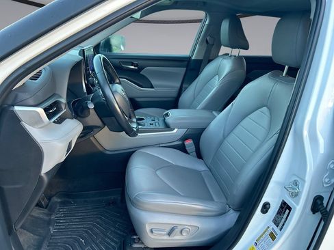 Used 2023 Toyota Highlander XLE AWD/4WD image 11