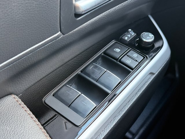 Used 2025 Toyota Sienna Limited FWD image 26