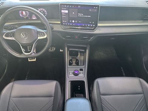 Used 2025 Volkswagen Tiguan SE R-Line AWD/4WD image 3