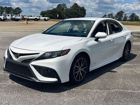 Used 2024 Toyota Camry SE image 4