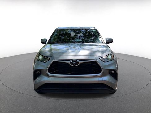 Used 2025 Toyota Highlander LE image 2