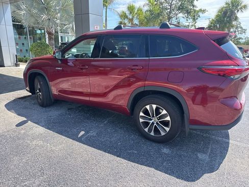 Used 2020 Toyota Highlander XLE AWD/4WD image 4