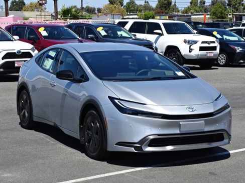 New 2027 Toyota Prius Plug-In Hybrid FWD image 2