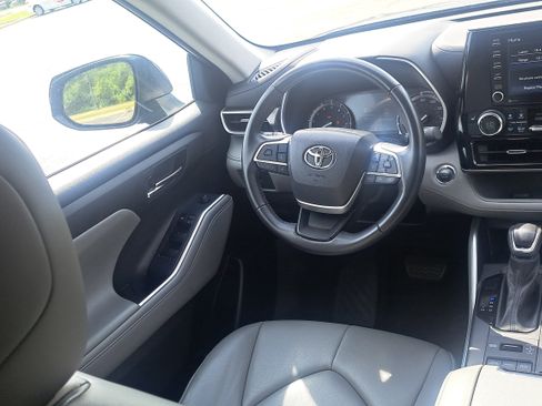Used 2022 Toyota Highlander XLE image 16