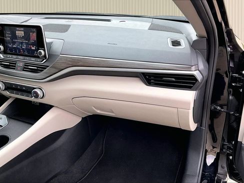 Used 2025 Nissan Altima 2.5 SV image 17