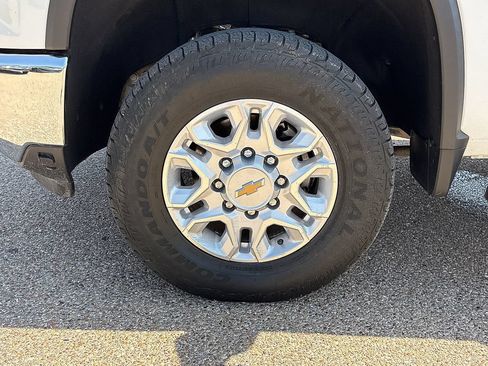 Used 2024 Chevrolet Silverado 2500 LT AWD/4WD image 14