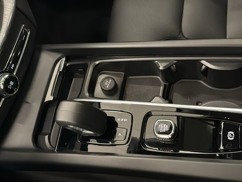 Certified 2025 Volvo XC60 B5 Plus AWD/4WD image 19
