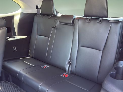 Used 2022 Toyota Highlander XLE AWD/4WD image 18