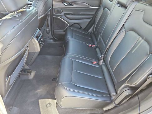 Used 2023 Jeep Grand Cherokee image 21