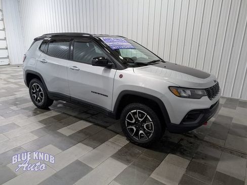 Used 2025 Jeep Compass Trailhawk AWD/4WD image 5