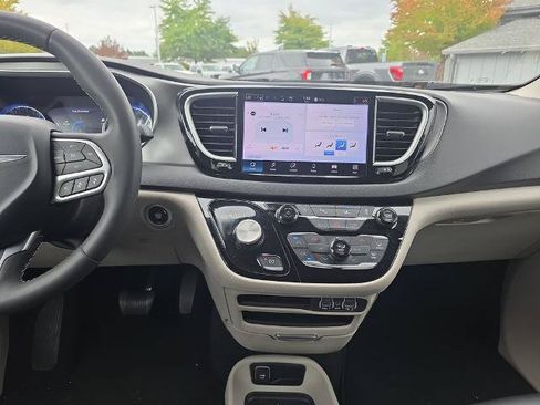 Used 2024 Chrysler Pacifica Touring-L FWD image 25