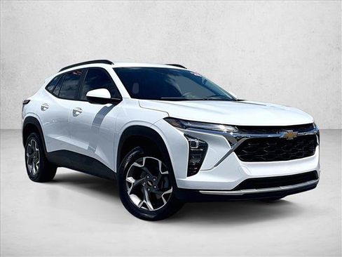 Used 2025 Chevrolet Trax LT w/ Driver Confidence Package FWD image 12