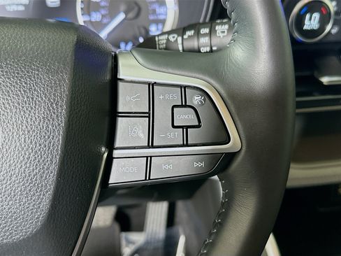 Used 2024 Toyota Highlander LE FWD image 17