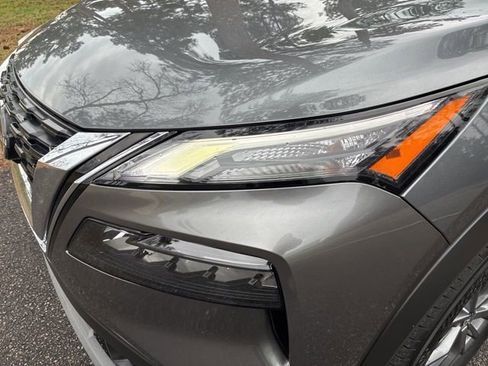 Used 2023 Nissan Rogue S image 10