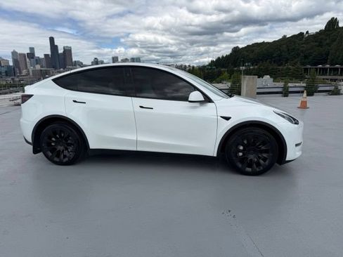 Used 2023 Tesla Model Y Long Range AWD/4WD image 2