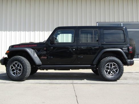 Used 2025 Jeep Wrangler Unlimited Rubicon w/ Convenience Group AWD/4WD image 11