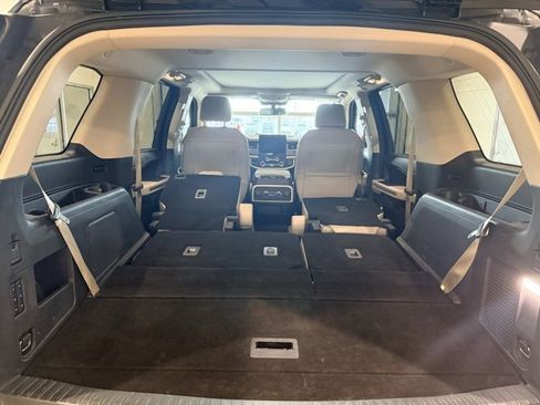 Used 2024 Ford Expedition Limited image 9