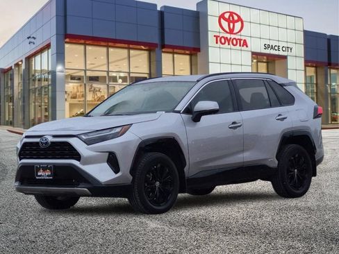 Used 2022 Toyota RAV4 SE AWD/4WD image 2