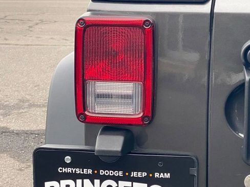 Used 2017 Jeep Wrangler Unlimited Rubicon image 16