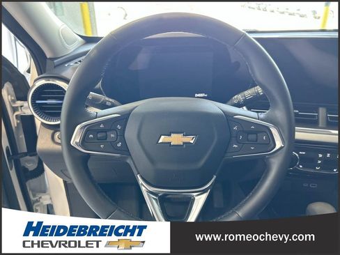 Used 2024 Chevrolet Trax LT w/ Driver Confidence Package FWD image 18