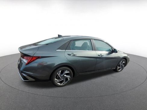 Used 2025 Hyundai Elantra Limited image 7
