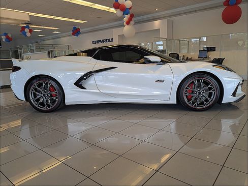 Used 2023 Chevrolet Corvette Stingray Premium Conv w/ Z51 Performance Package RWD image 6