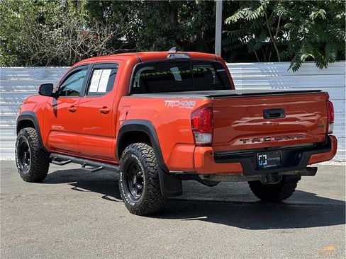 Used 2017 Toyota Tacoma TRD Off-Road w/ Premium & Technology Package AWD/4WD image 3