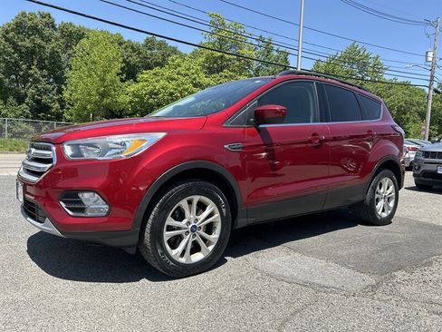 Used 2018 Ford Escape SE w/ SE Sync 3 Package AWD/4WD image 1